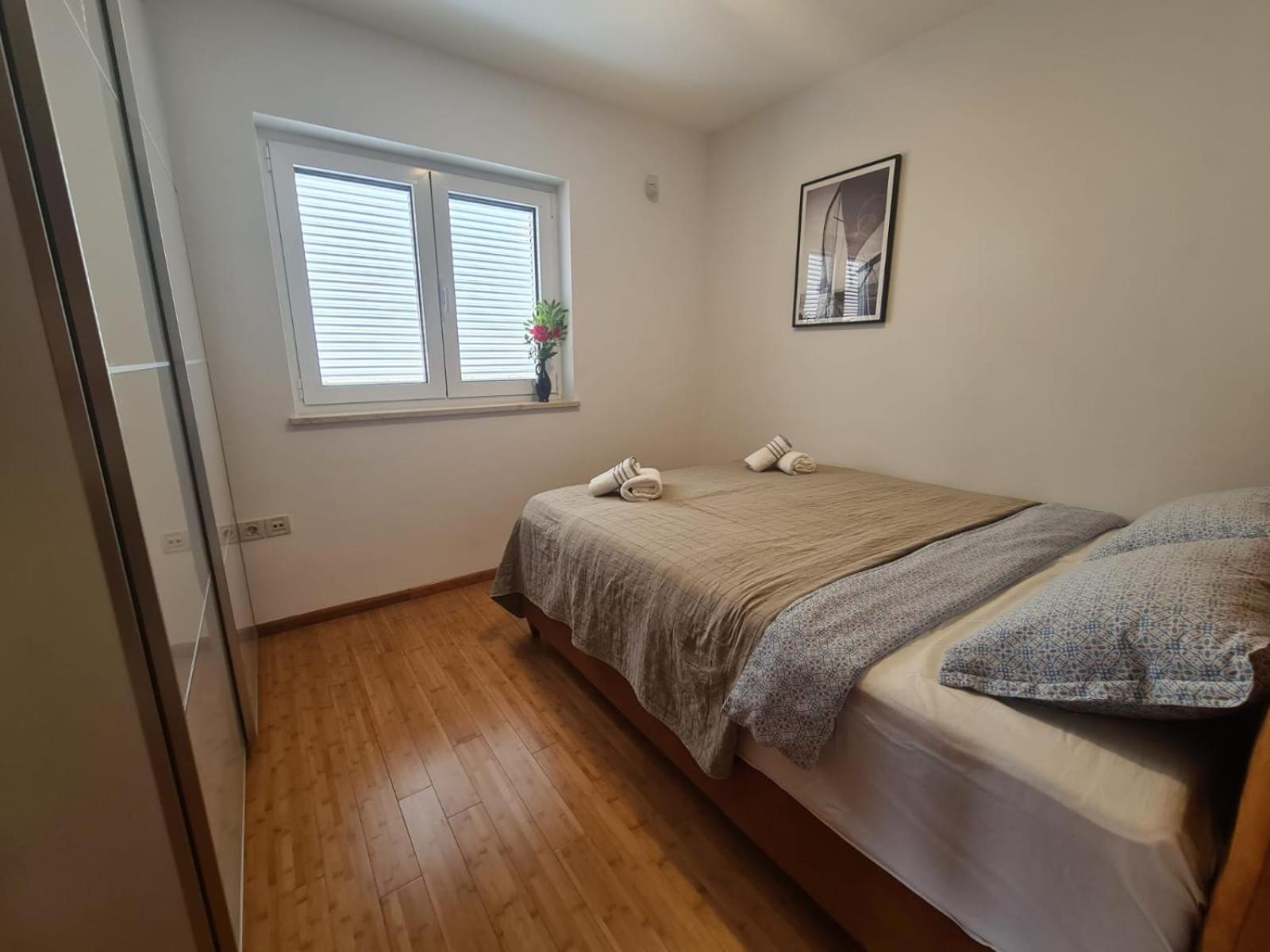 Golden Sun Apartment *