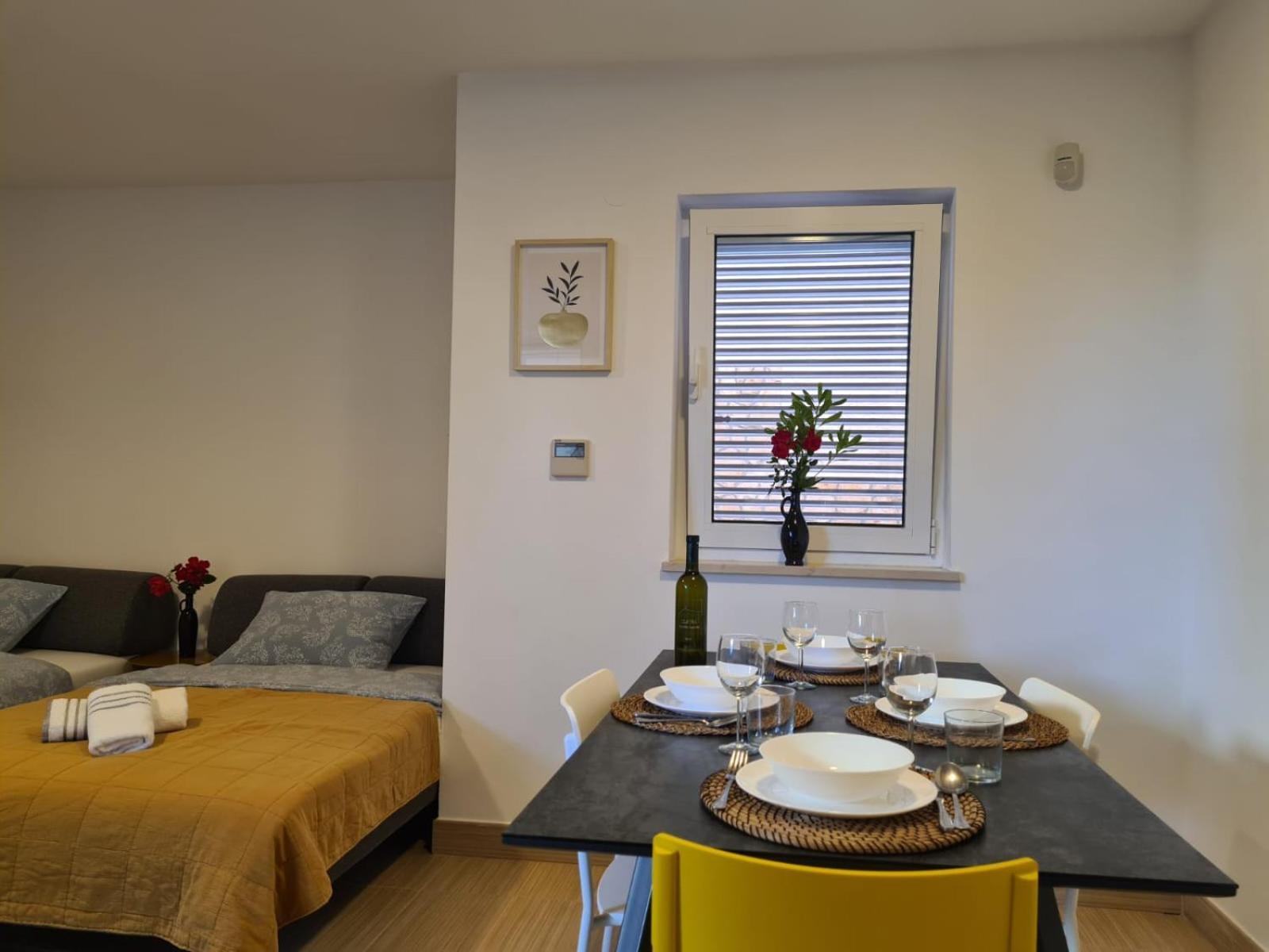 Golden Sun Apartment *